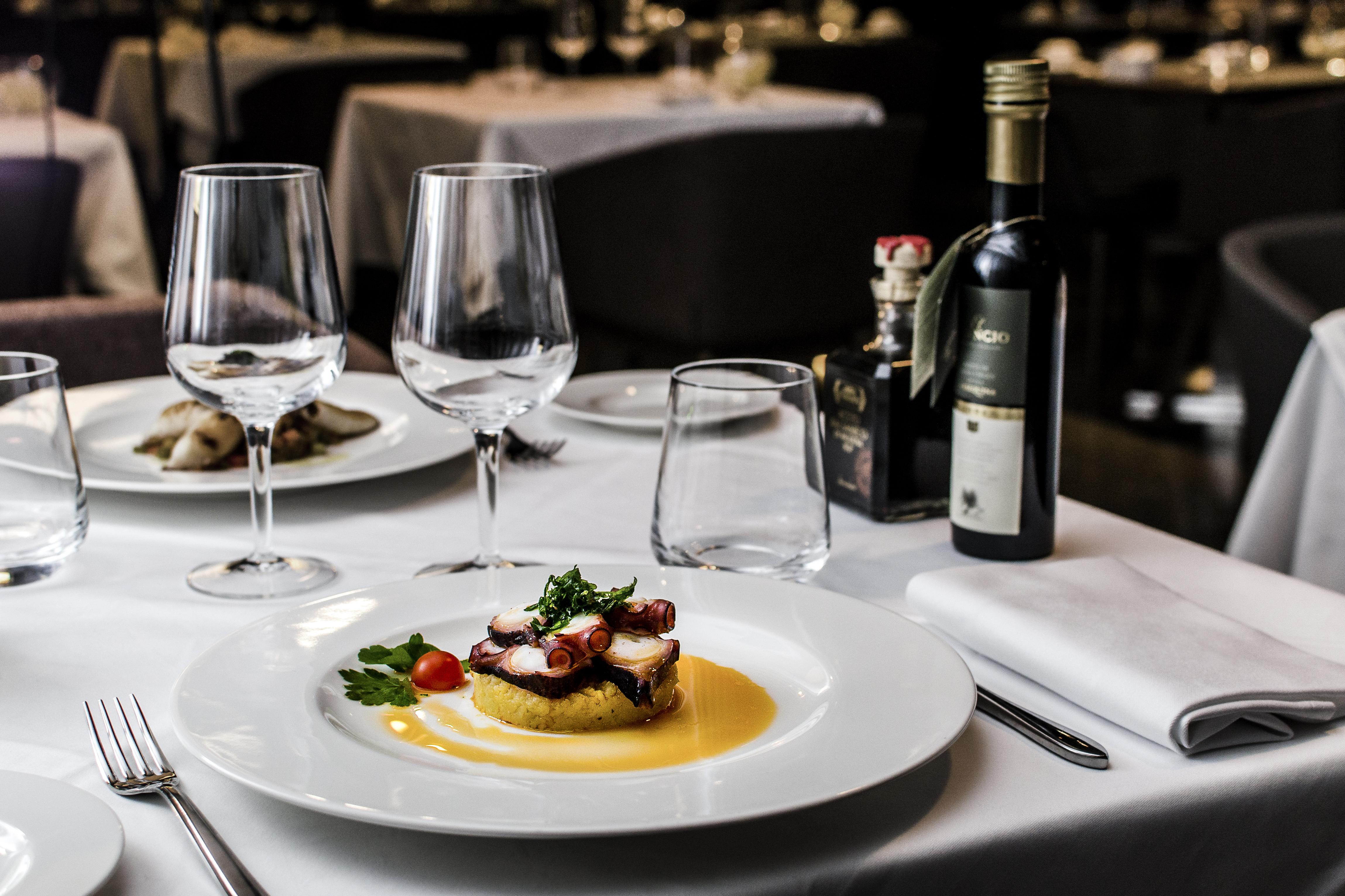 Hotel Eurostars Andorra Exterior foto A restaurant table with a wine bottle and wine glasses